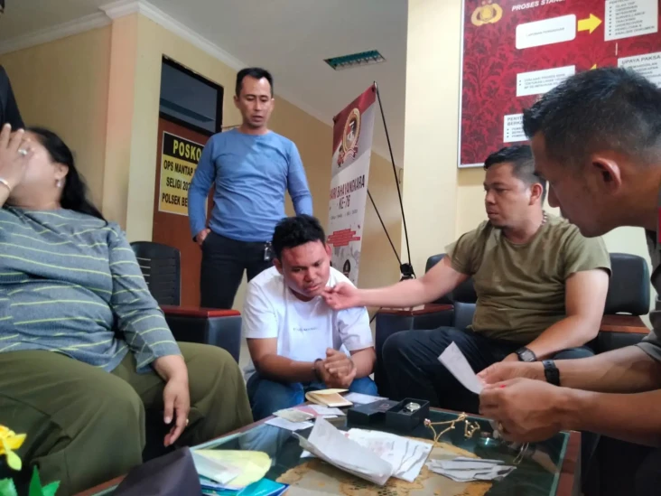Curi Emas Milik Saudara,...