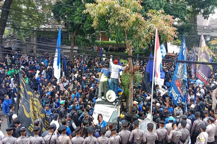 Ribuan Bobotoh Geruduk...