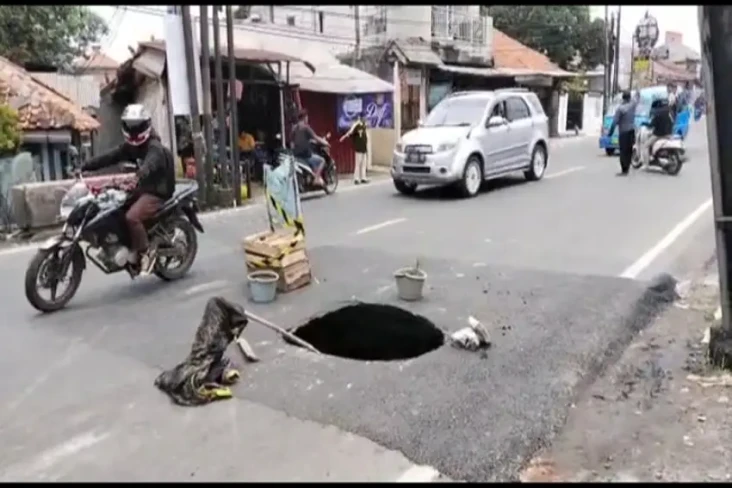 Awas! Jalan Raya Cibungbulang...