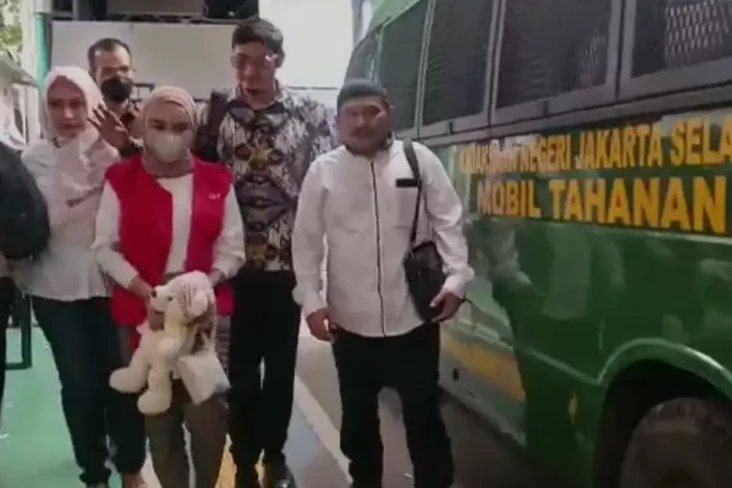 Kuasa Hukum Beri Boneka...