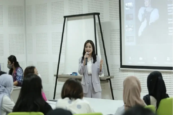 Momen Prilly Latuconsina...