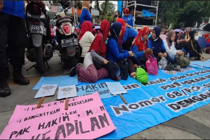 Geruduk PN Bandung,...