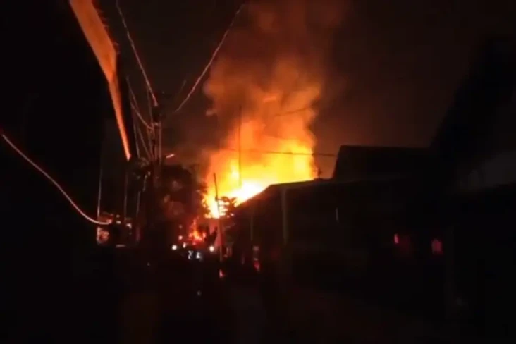 3 Rumah Ludes Terbakar,...