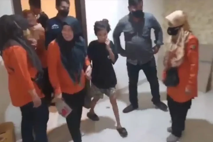 Asyik Bersetubuh Bertiga...
