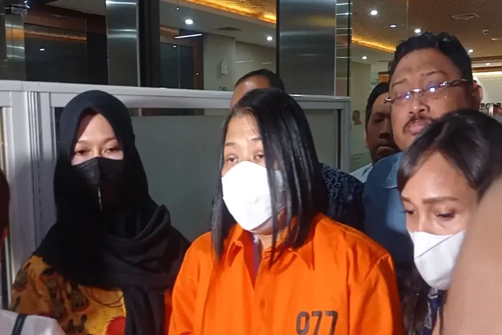 Putri Candrawathi Kenakan...