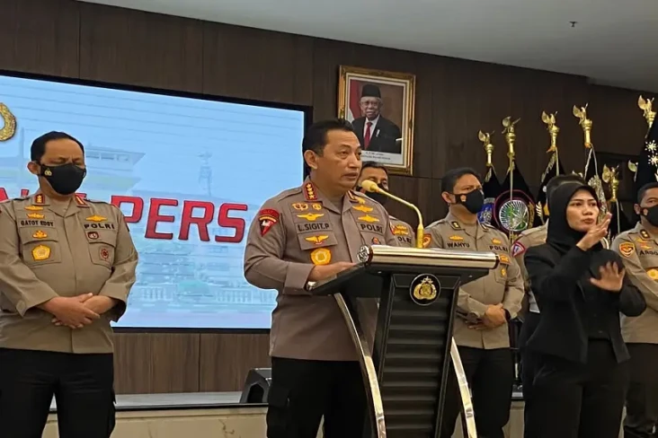 Polri Buru 10 Tersangka...