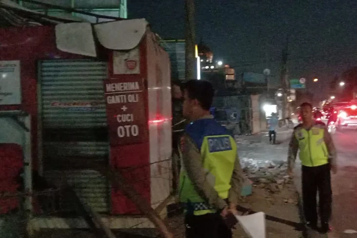 Truk Terguling Hantam...