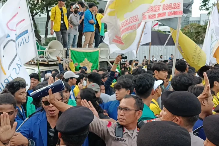 Demo Mahasiswa di Patung...