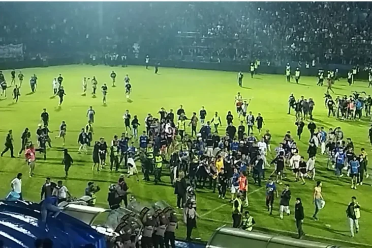 Kerusuhan di Stadion...