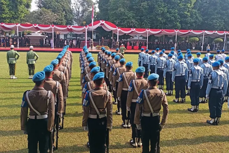 Jokowi Pimpin Upacara...