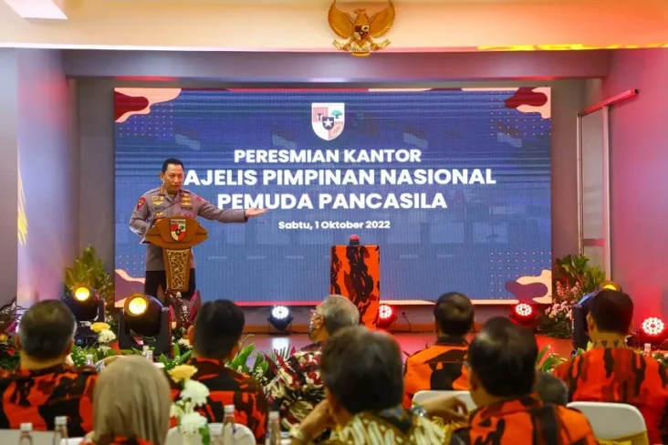 Di Kantor Pemuda Pancasila,...