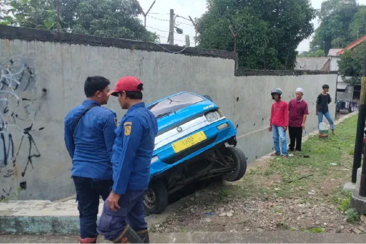 Tak Kuat Nanjak, Angkot...