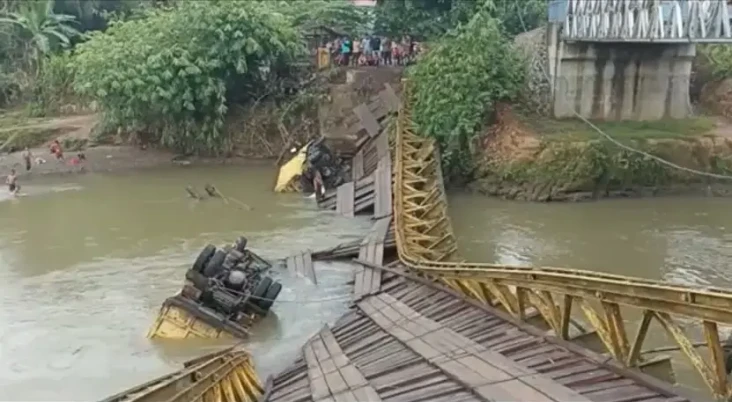 2 Truk Tercebur ke Sungai...