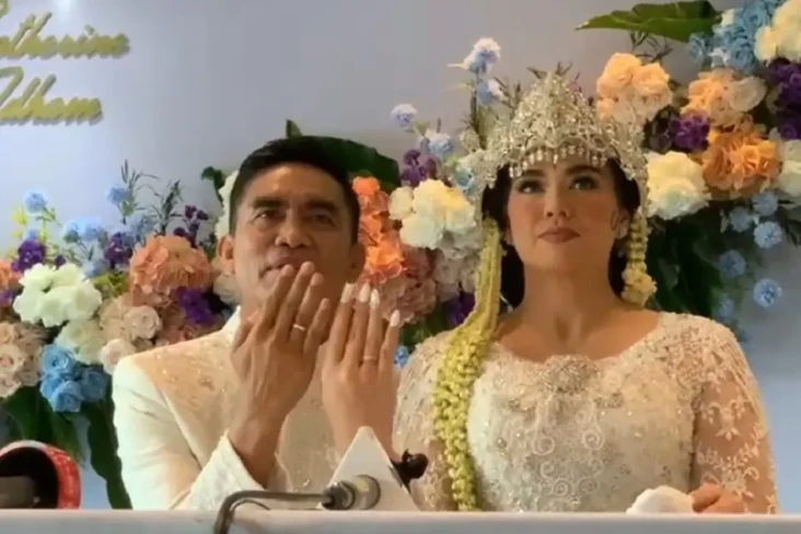 Resmi Menikah dengan...