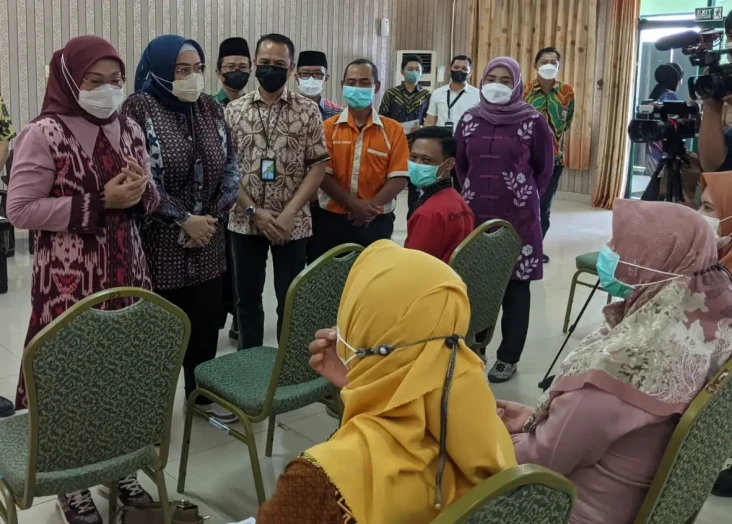 Menaker Salurkan Bantuan...