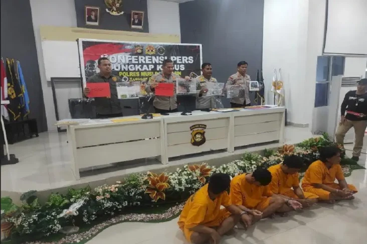 4 Komplotan Polisi Gadungan...