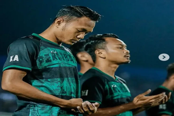 Pemain Persebaya Sempat...