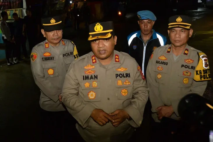 Polisi Buru Ketua dan...
