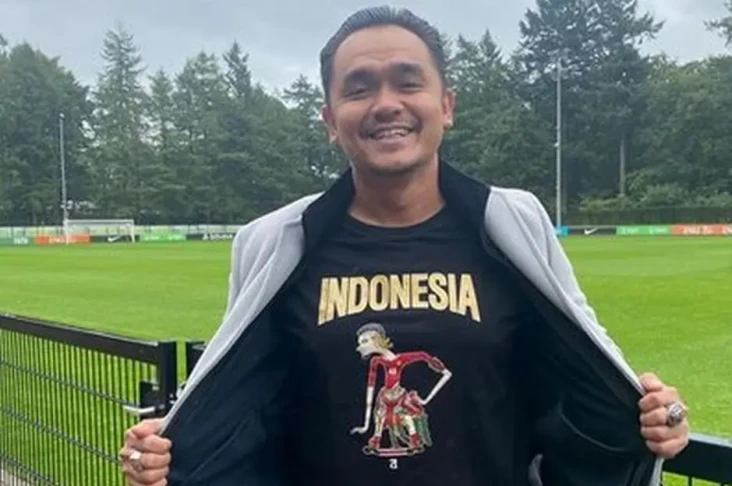 Valentino Jebreeet Mundur...