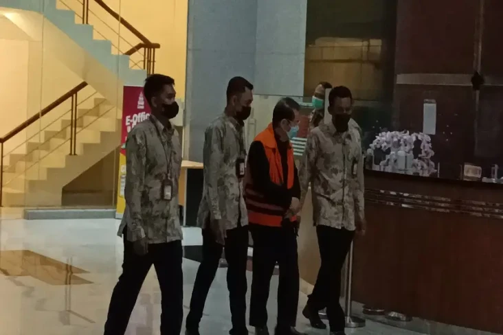 KPK Tahan Tersangka...