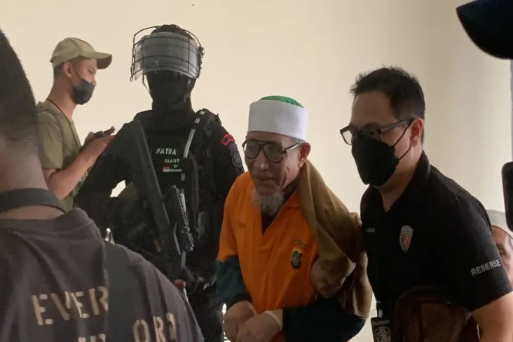 Dikawal Polisi Bersenjata,...