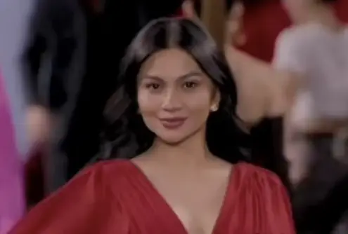 Ariel Tatum Berlenggak-lenggok...