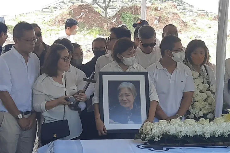 Hadiri Pemakaman Farida...
