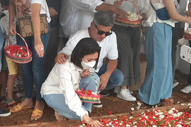 Hadiri Pemakaman Ibunda...