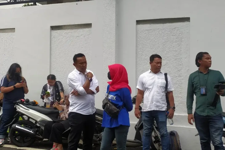Lima Polisi Datangi...
