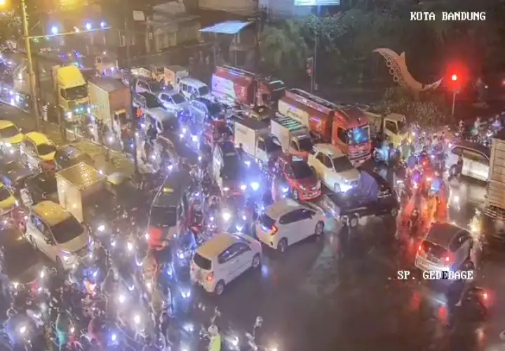 Hujan Berjam-jam, Simpang...