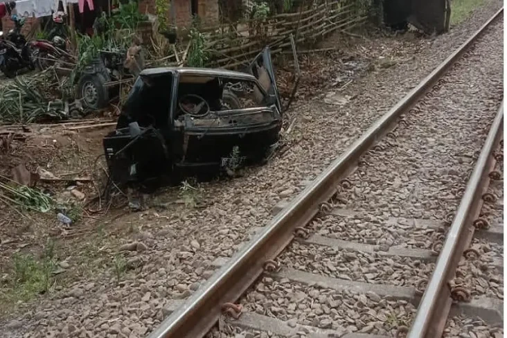 Mobil L300 Berisi Satu...
