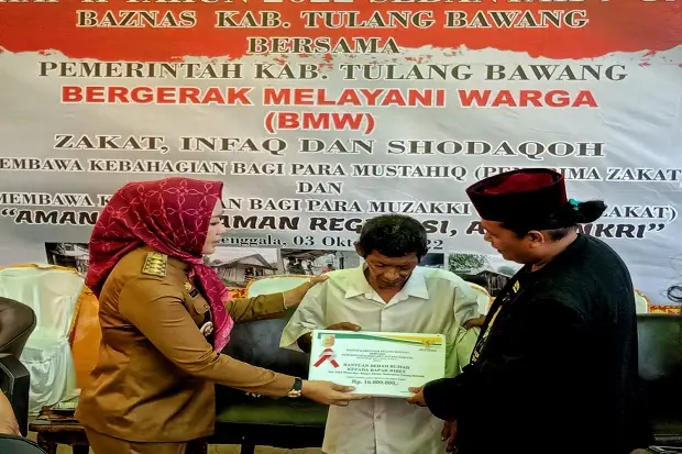 Bupati Winarti Berikan...