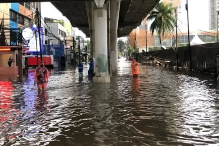 Hujan Deras Guyur Jakarta,...