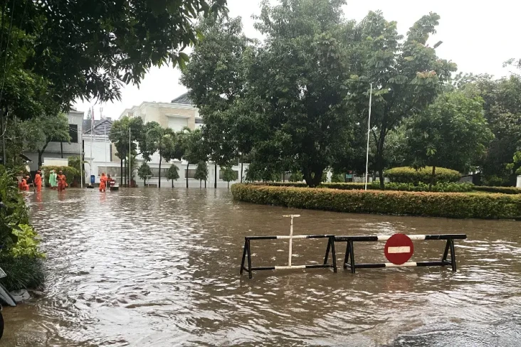 Kemang Dikepung Banjir,...