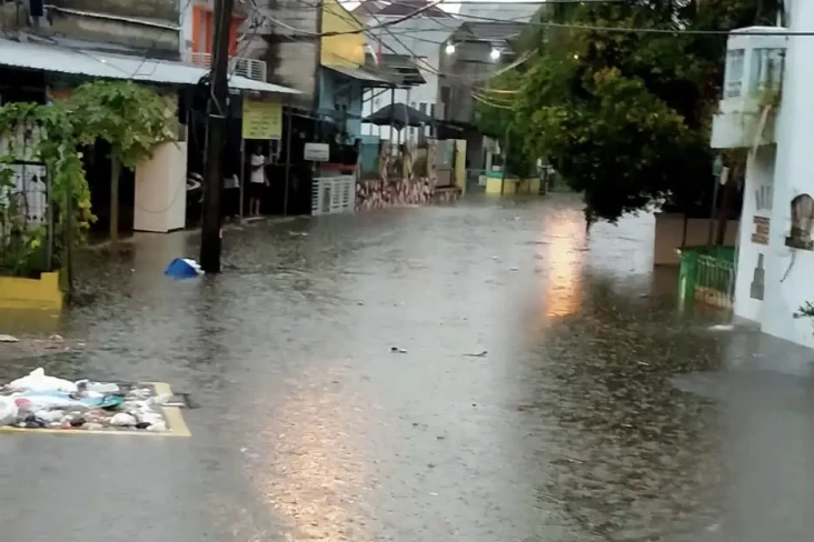 Hujan Deras, Kompleks...