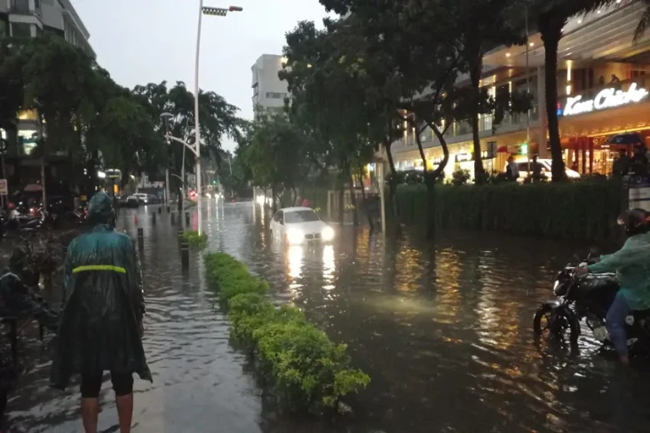 Terendam Banjir, Jalan...