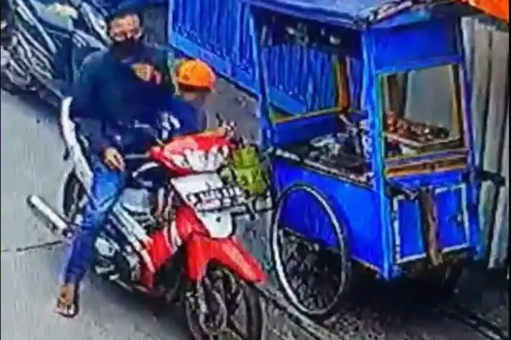 Pria Bermotor Bawa Anak...