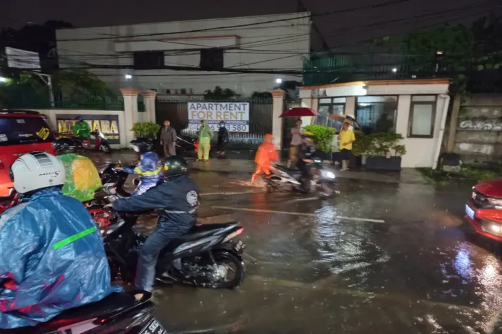 Nekat Terobos Banjir...