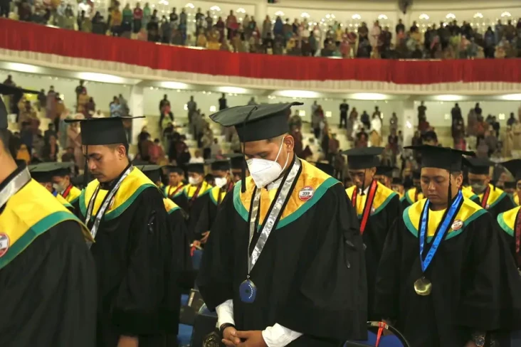 Pita Hitam di Wisuda...
