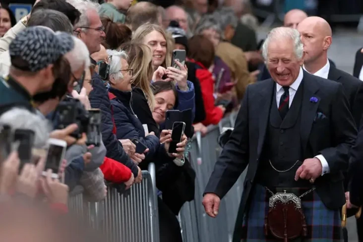 Raja Charles III Muncul...