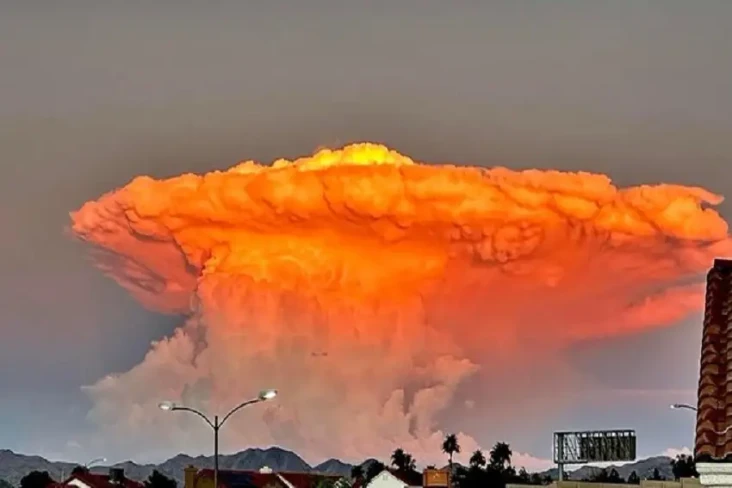 Awan Jamur Raksasa Muncul...