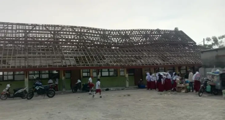 Atap Kelas III SDN Bunisari...