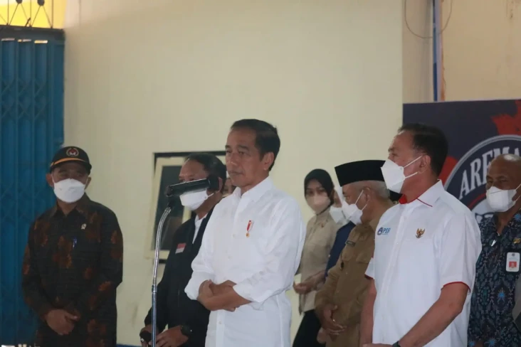 Jokowi Tinjau Stadion...