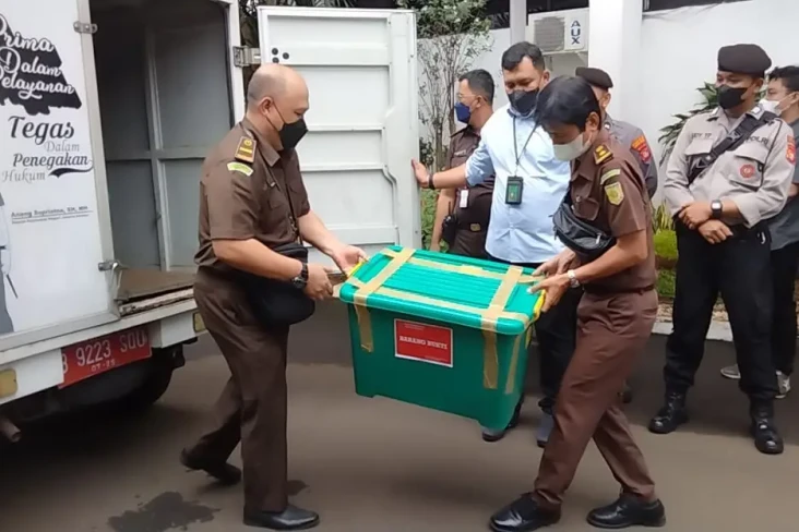 Enam Kontainer Barang...