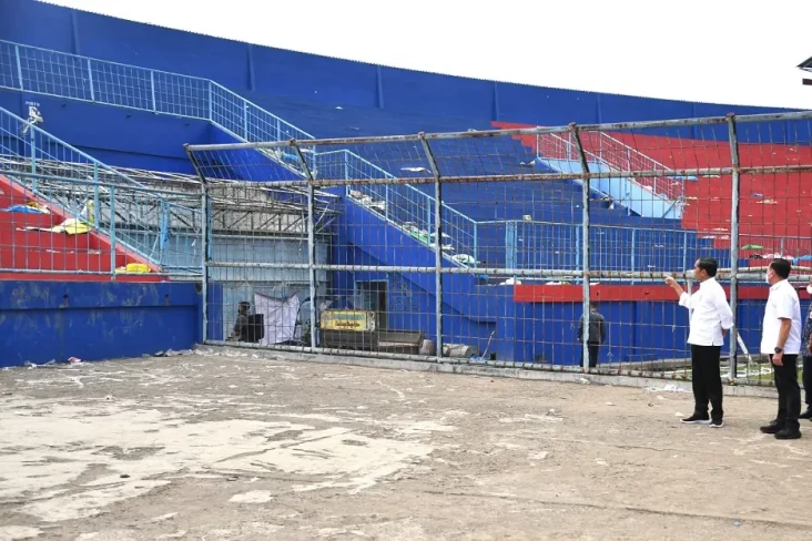 Tinjau Stadion Kanjuruhan,...