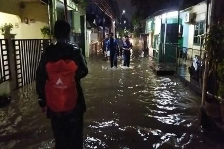 Diguyur Hujan Deras,...