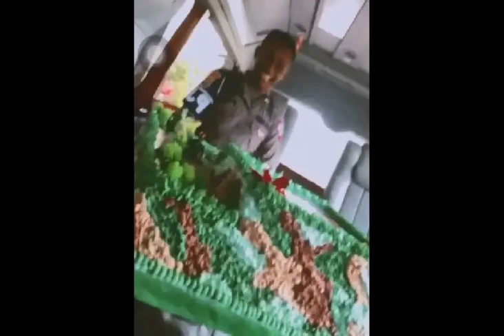 Viral, Kue HUT Ke-77...
