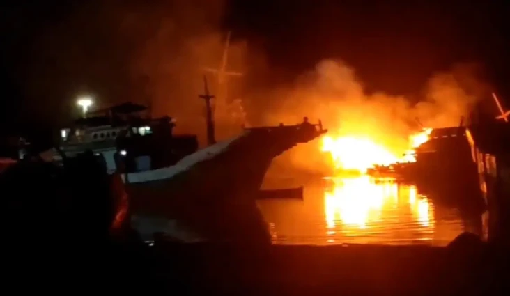 Warga Sikka Geger, Kapal...