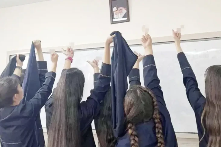 Siswi di Iran Ikut Demonstrasi,...