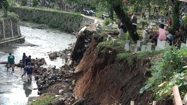 25 Makam di TPU Sirnaraga...